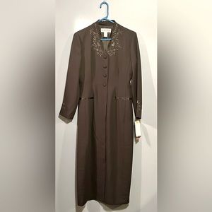 Beautiful dress with very nice details..